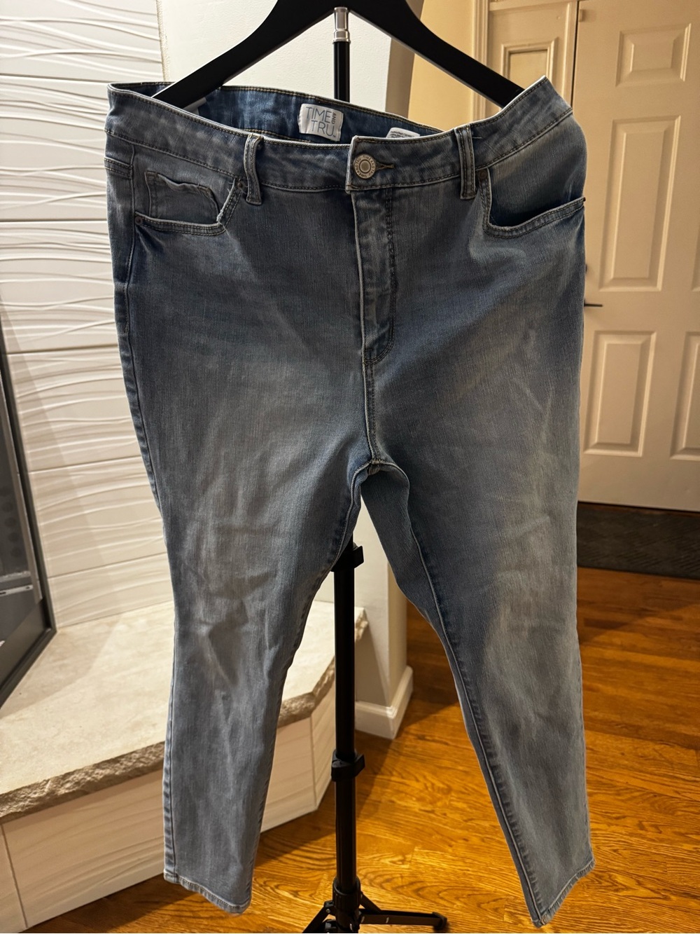 Time and Tru women’s Light Blue Slim stretch Jeans 14 short
